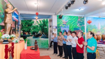 NSND Trọng Trinh dâng hương tưởng niệm Chủ tịch Hồ Chí Minh, mở đầu hành trình lan tỏa văn hóa Việt tại Udon Thani (Thái Lan)