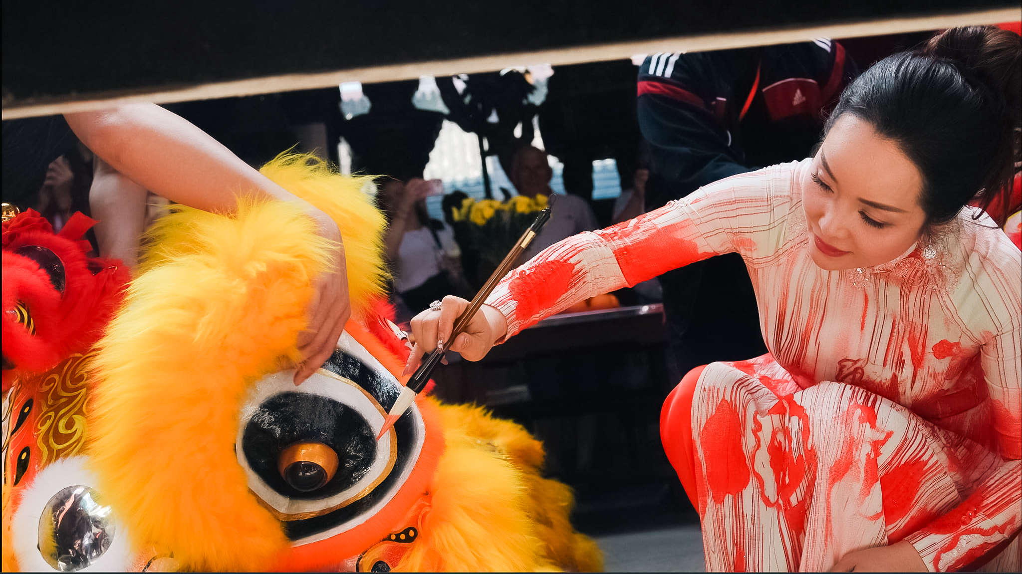 Giám đốc sản xuất Mai Thu Huyền khai quang điểm nhãn. 