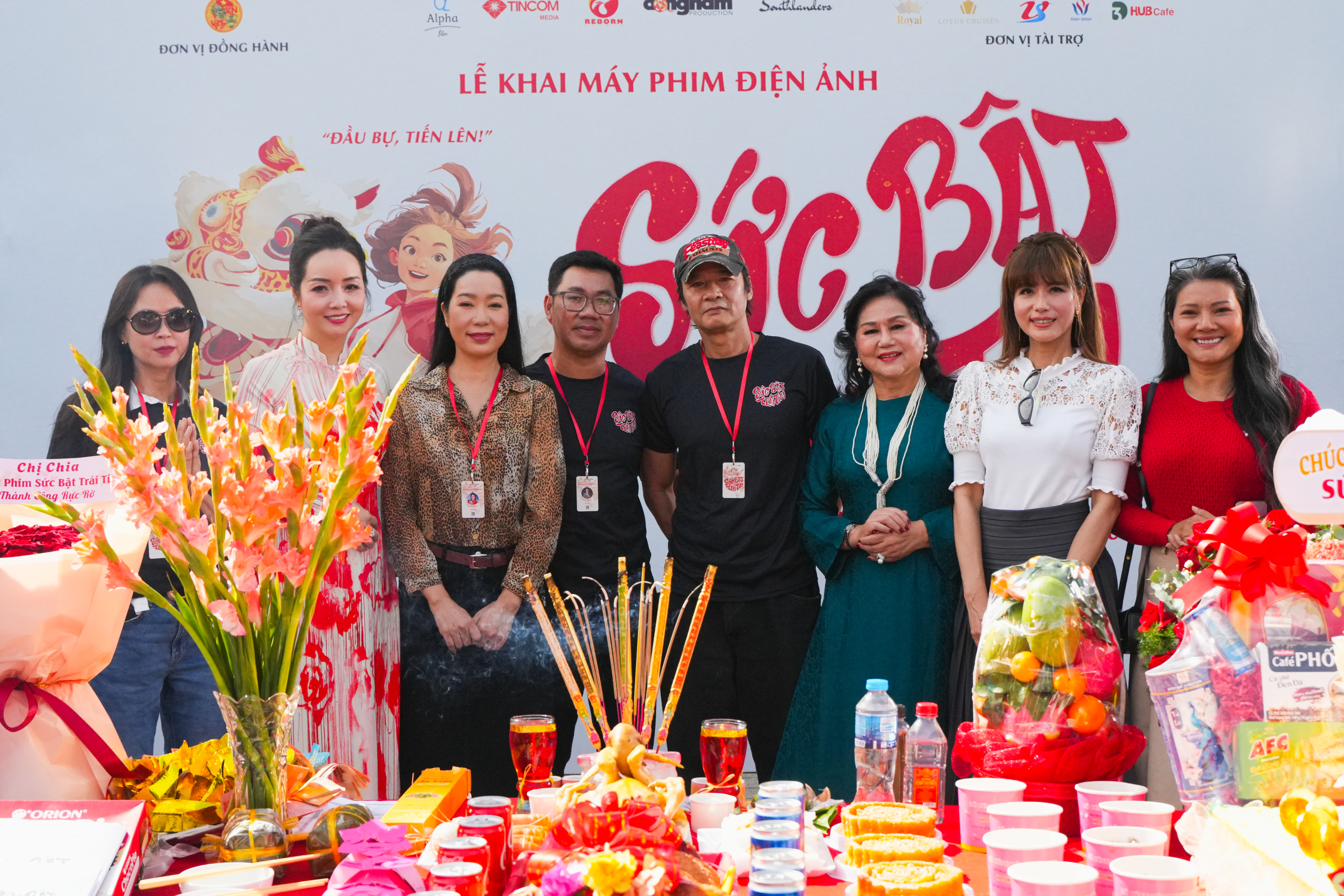 H a dao dien Khoa Nguyen va ca dien vien gao coi